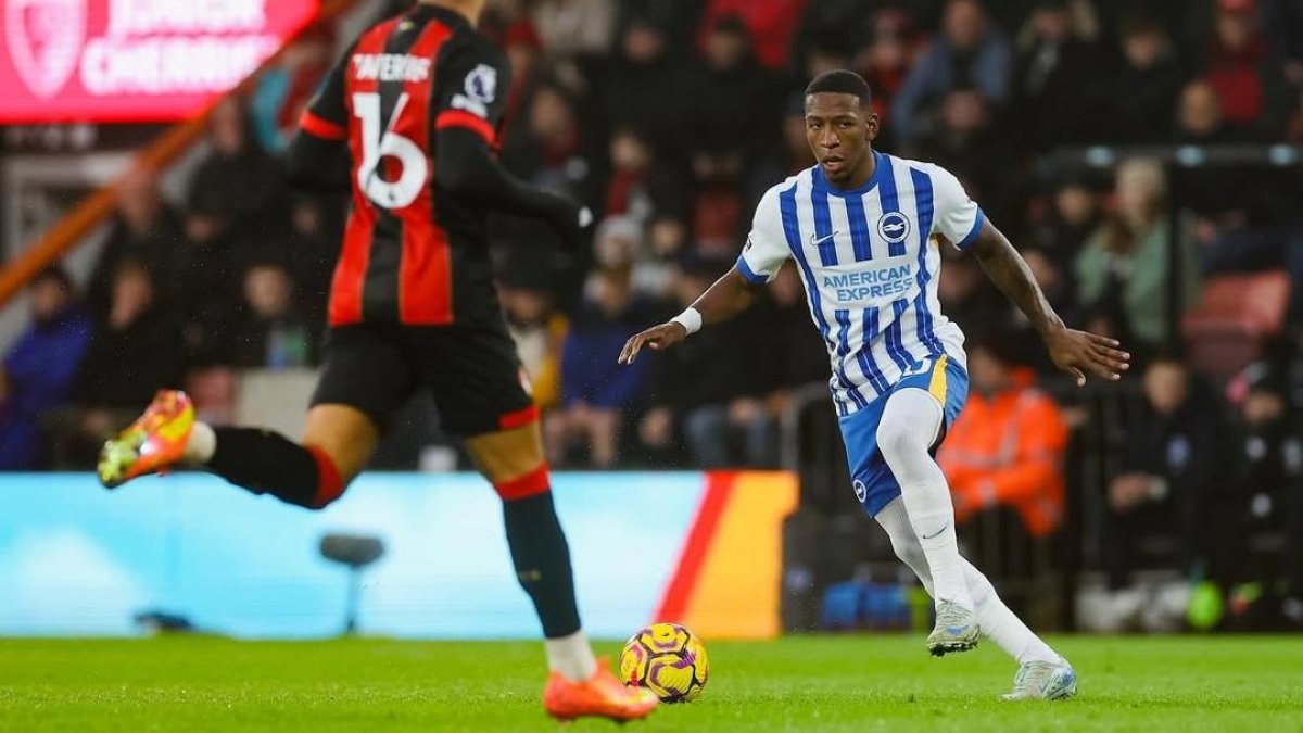 Pervis Estupiñán destaca en la defensa de Brighton.