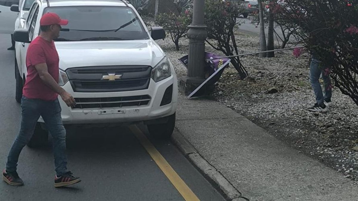Funcionarios del Municipio de Guayaquil retiraron publicidad electoral de la avenida Francisco de Orellana, en el norte.