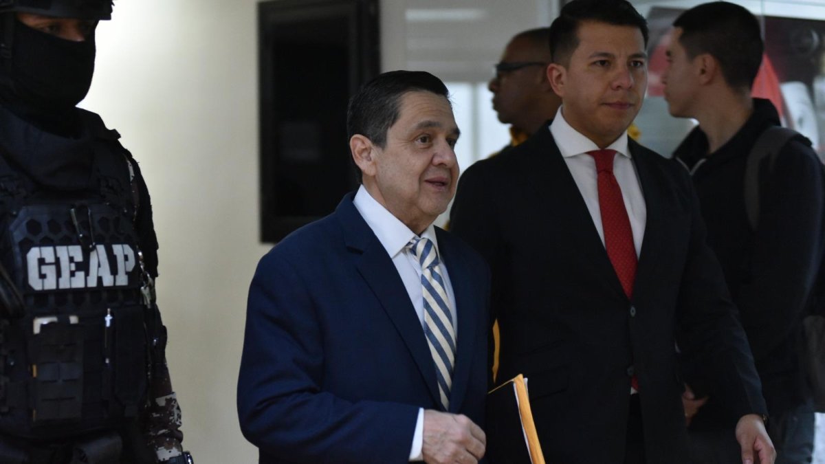 Pablo Muentes, junto con su abogado Diego Chimbo, en su audiencia preparatoria de juicio, en la Corte Nacional.