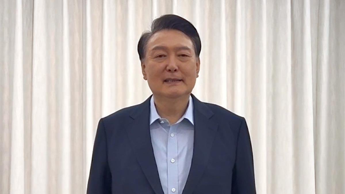 El presidente acusado, Yoon Suk Yeol, emitiendo una declaración en su residencia oficial antes de dirigirse a la sede de la Oficina de Investigación de la Corrupción para Funcionarios de Alto Rango.