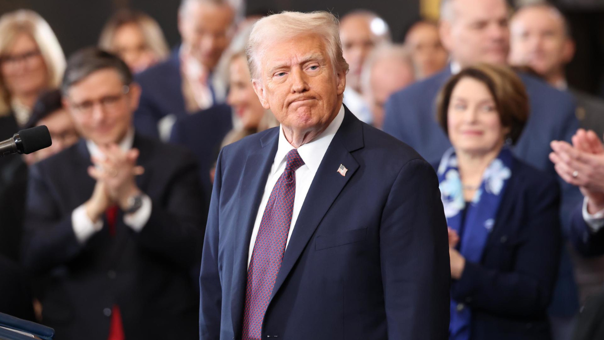 El presidente de Estados Unidos, Donald Trump, es aplaudido tras pronunciar su discurso inaugural el día de su investidura presidencial en la Rotonda del Capitolio de Estados Unidos en Washington, DC, EE.UU.