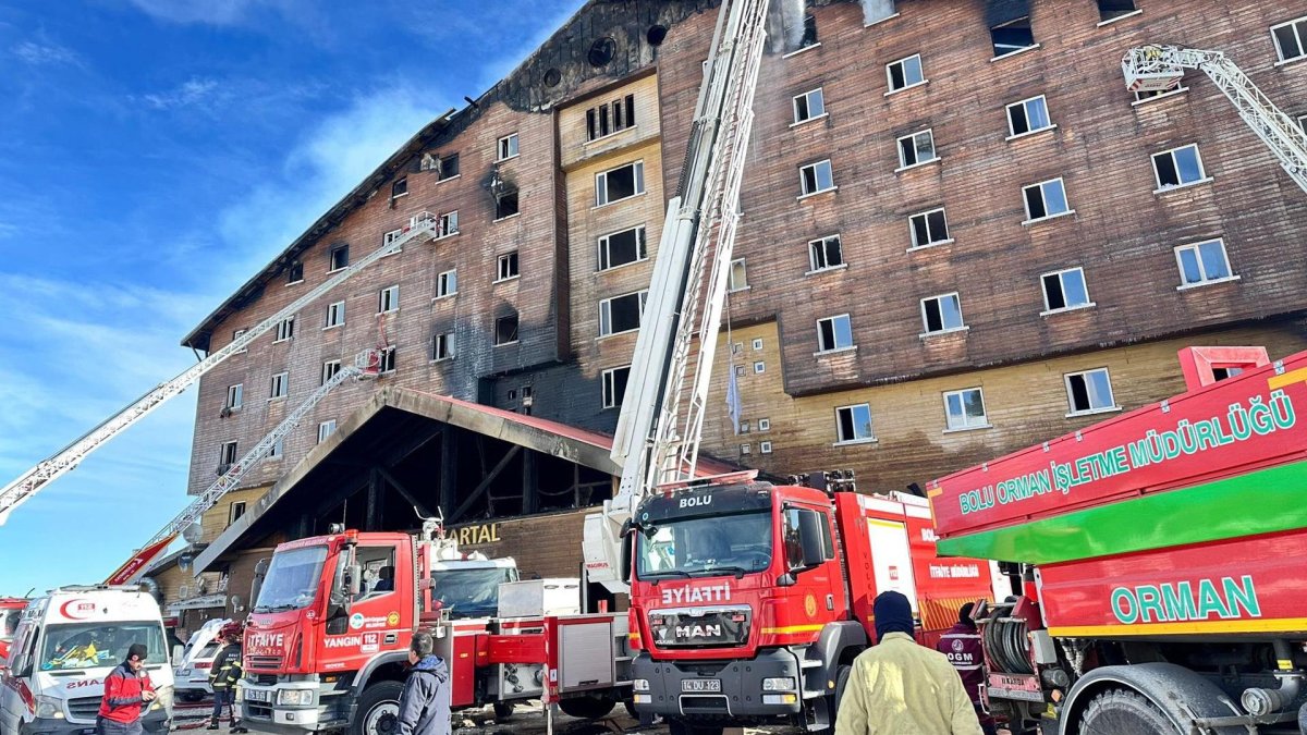 Los bomberos trabajando en el lugar del incendio que estalló en un hotel en el Complejo Esquí Kartalkaya en Bolu, Turquía, el 21 de enero de 2025.