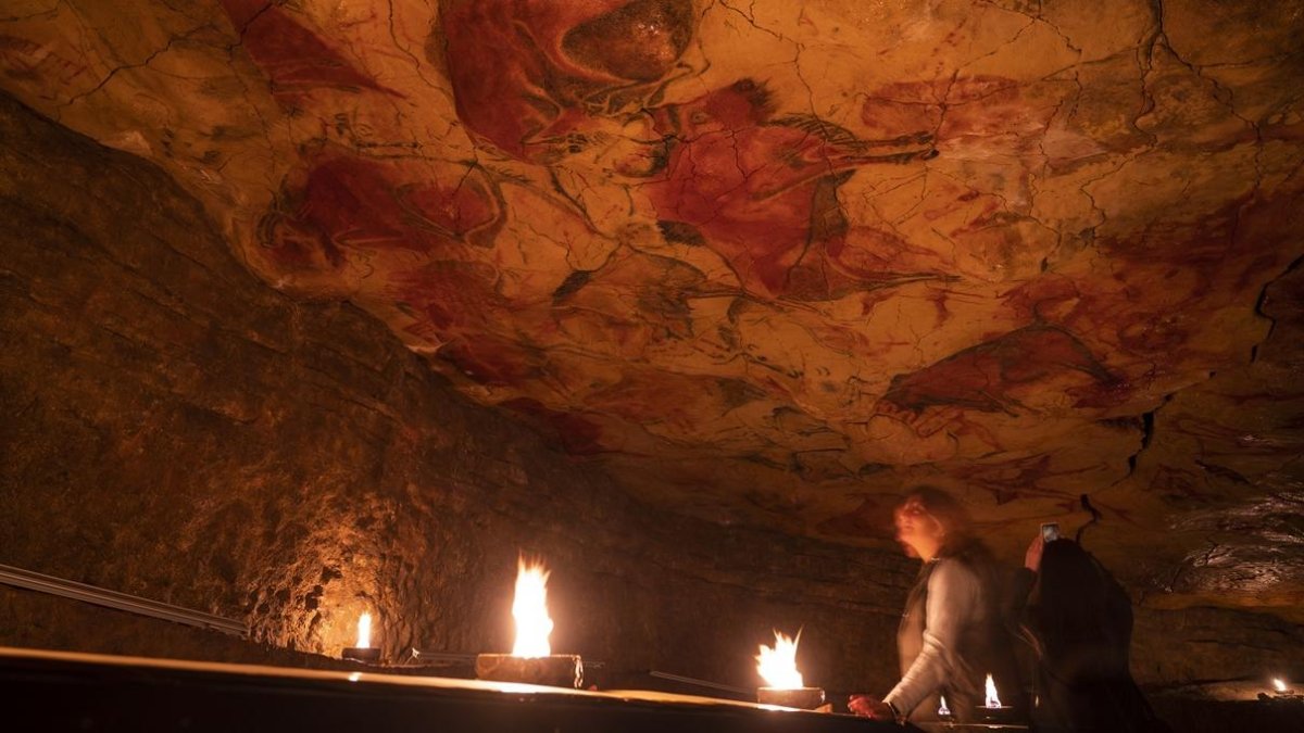 Varias personas visitan la Neocueva de Altamira, replica milimétrica y exacta de la cueva original de Altamira, en Santillana del Mar, Cantabria.