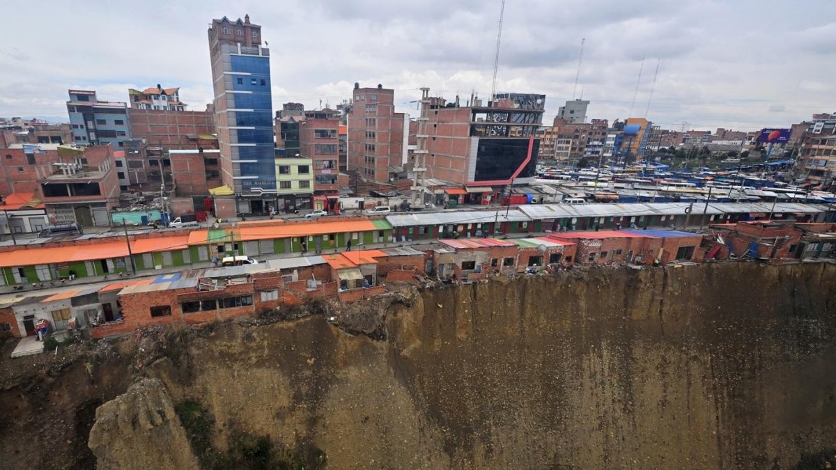 Vista aérea de un mercado construido al borde de un acantilado en la zona de La Ceja de la ciudad de El Alto, Bolivia, tomada el 9 de diciembre de 2024.