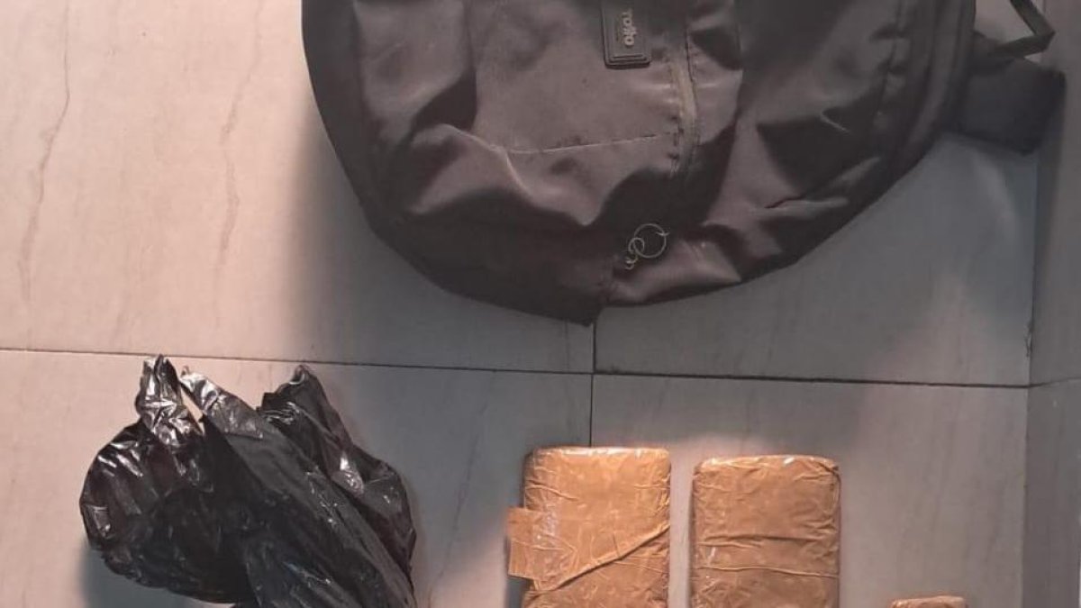En una mochila se encontró los paquetes son la sustancia ilícita.