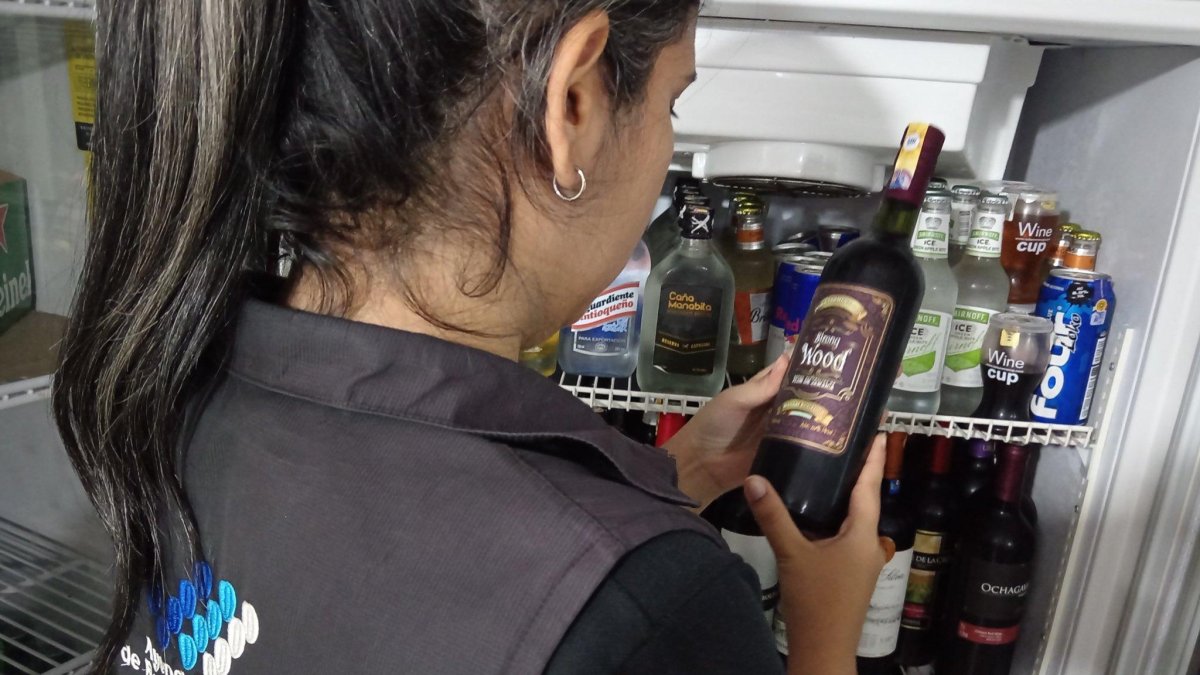 Personal de la Arcsa recorre los espacios donde se vende este tipo de bebida para identificar si corresponden al lote con la anomalía.