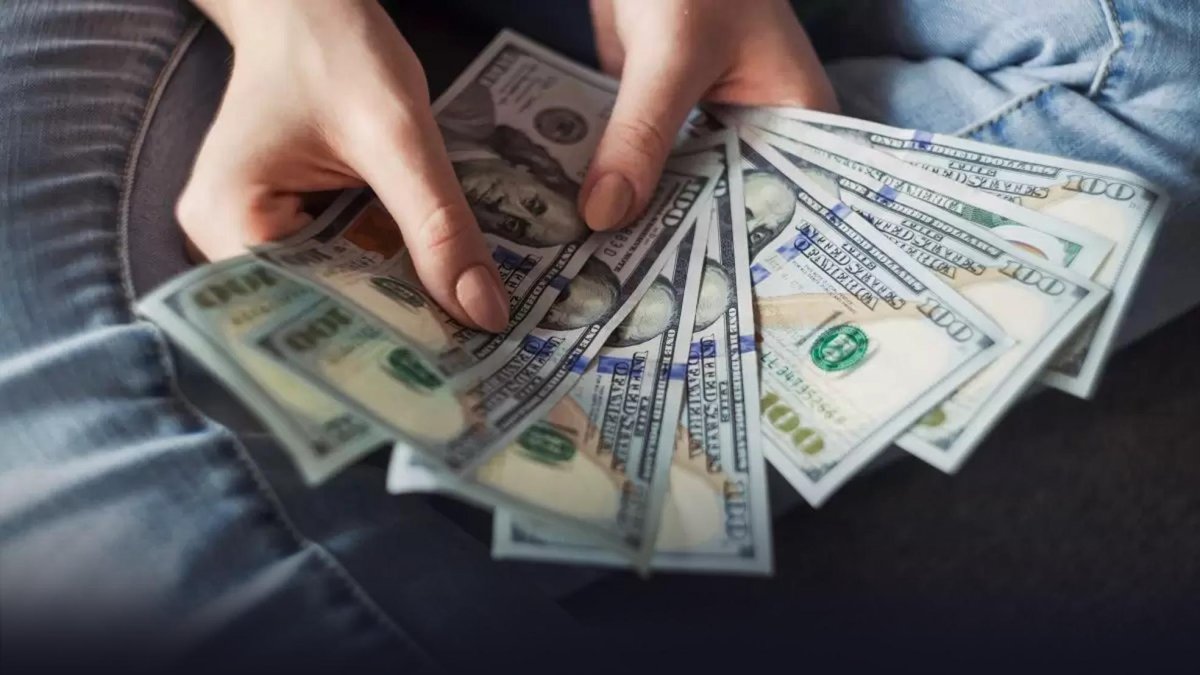 Ayuda. Un foto referencial de una persona que ha recibido un pago.