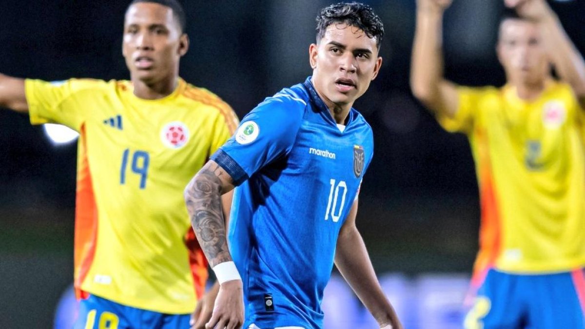 Kendry Páez (c) es criticado por no brillar con la Tri en el Sudamericano Sub-20