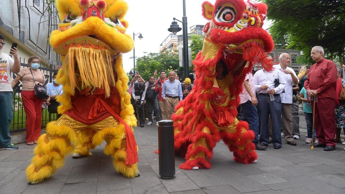 El baile de los dragones fue el punto central de la celebración de la comunidad china en Guayaquil.