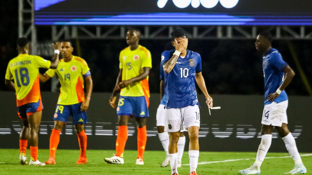 Kendry Páez (c) se toma el rostro e la derrota de la Tri contra Colombia