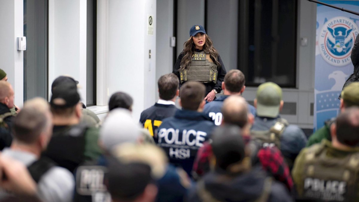 La secretaria de Seguridad Nacional, Kristi Noem, hablando con agentes del Servicio de Control de Inmigración y Aduanas (ICE) durante un operativo, en Nueva York (EE.UU.).