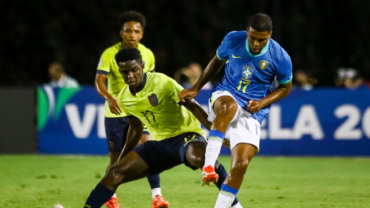 Bruno Caicedo de Ecuador disputa un balón con Gustavo Prado de Brasil en el Sudamericano sub 20.