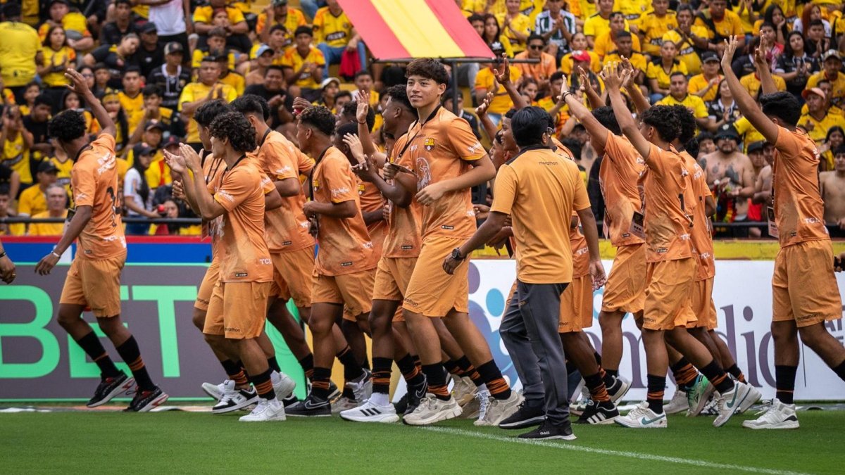 Las divisiones formativas fueron las primeras en desfilar en la apertura del programa de la Noche Amarilla 2025.