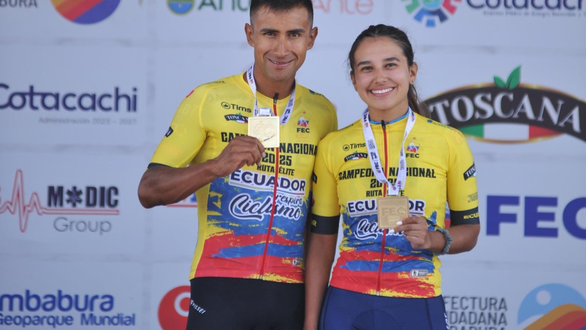 Narváez junto a Natalia Vásquez, ganadora de la elite femenina.