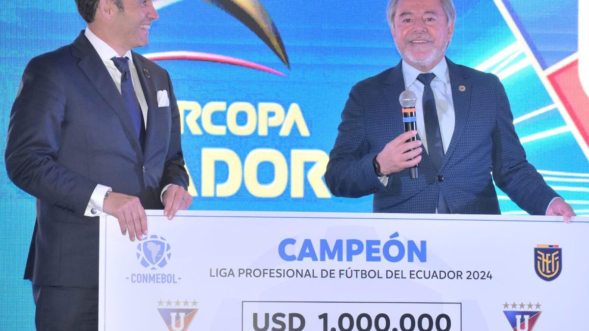 Isaac Álvarez, presidente de Liga, recogió el premio de la Conmebol  de $ 1 millón.