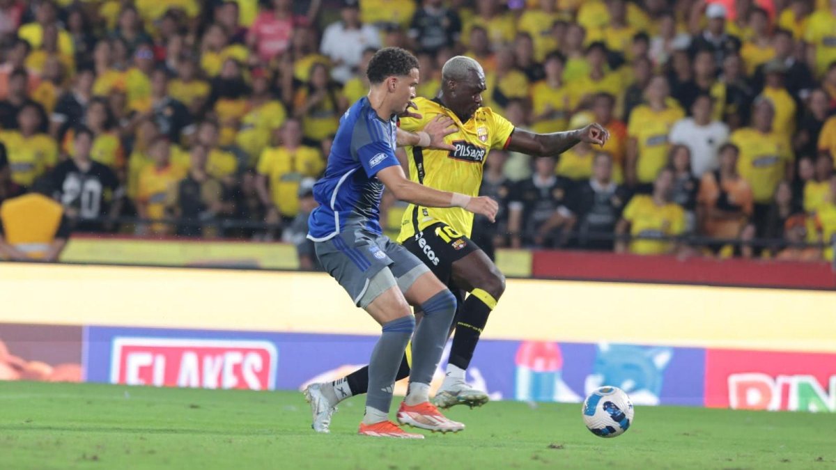 Felipe Caicedo (d) debutó con la camiseta torera en el Clásico del Astillero del sábado 1 de febrero.