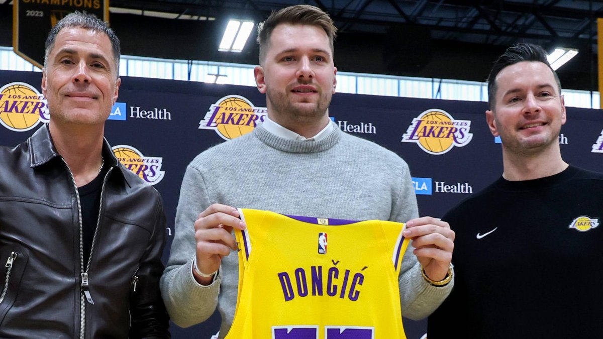 Luka Doncic llevará el número 77 en su aventura con los Lakers.