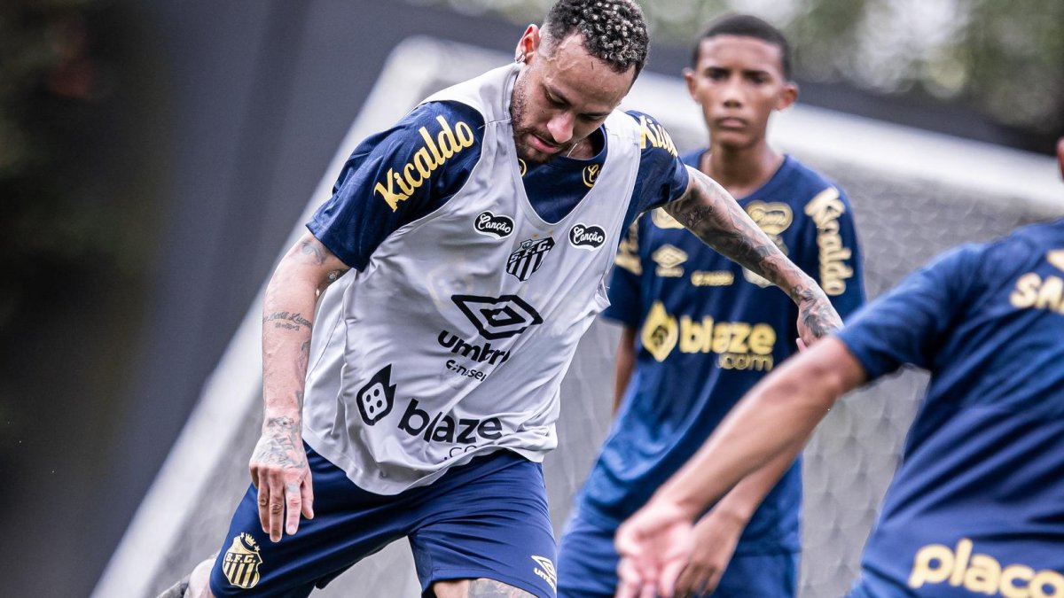 Neymar durante su primer entrenamiento con el Santos brasileño el lunes 3 de febrero. El jugador ya asistió a su primer entrenamiento con el club tras firmar un contrato de seis meses prorrogables.