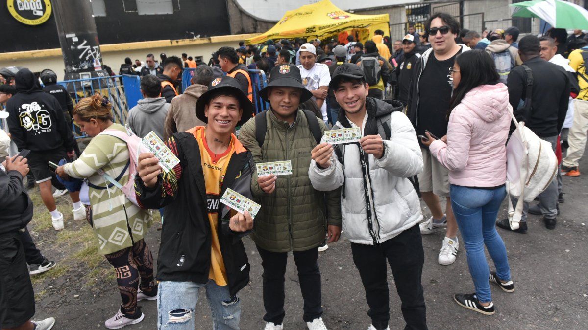 Hinchas del Barcelona SC se alistan para la Noche Amarilla en Quito.