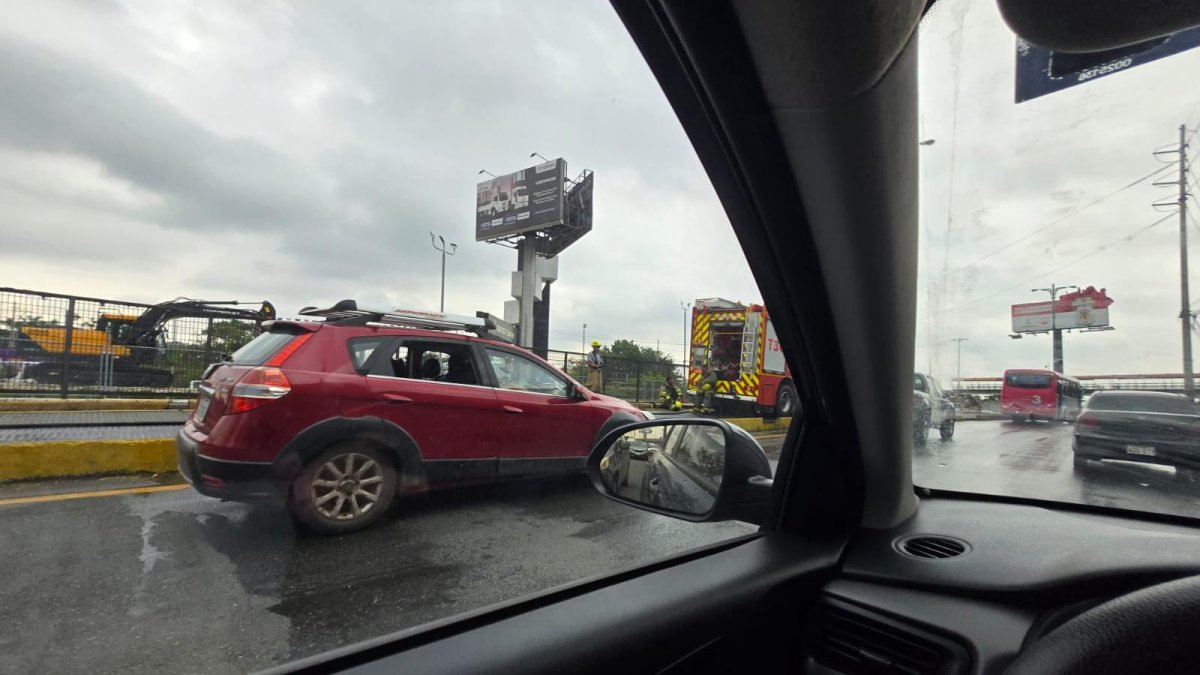 Instante en el que los bomberos terminaron de limpiar la calzada en el tramo afectado de la avenida del Bombero.