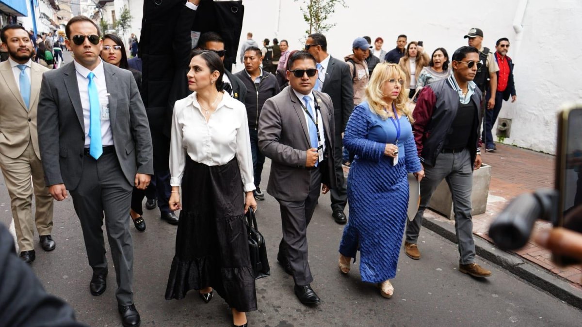 Verónica Abad y la jueza Nubia Vera en uno de los intentos por entrar al edificio de la Vicepresidencia de la República, en Quito.