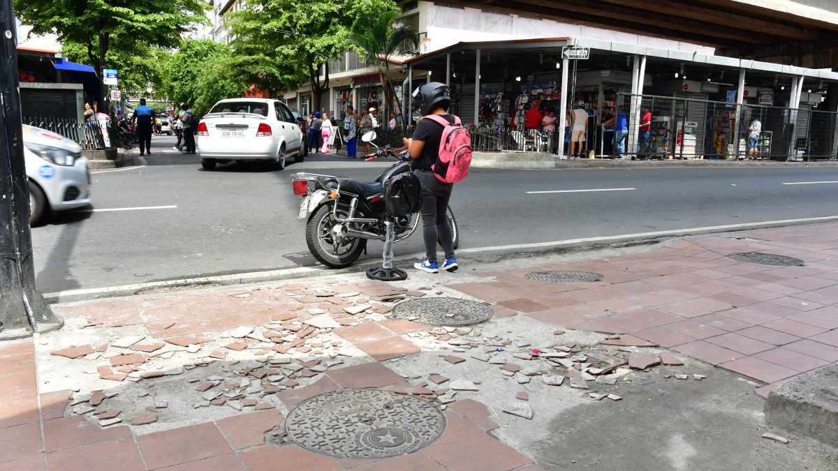 Indiferencia. En la calle Eloy Alfaro es común ver decenas de baldosas rotas en pedacitos.