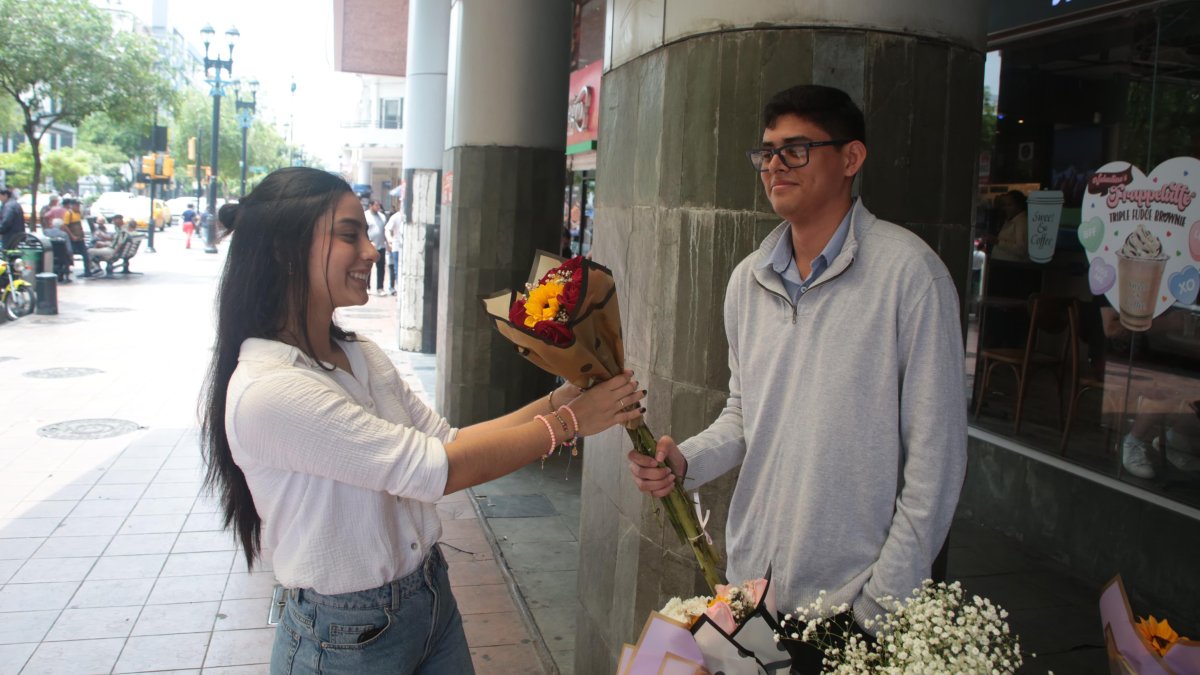 En la ciudad, los guayaquileños buscan desde ya los detalles que darán a sus parejas, amigos o familias por San Valentín.
