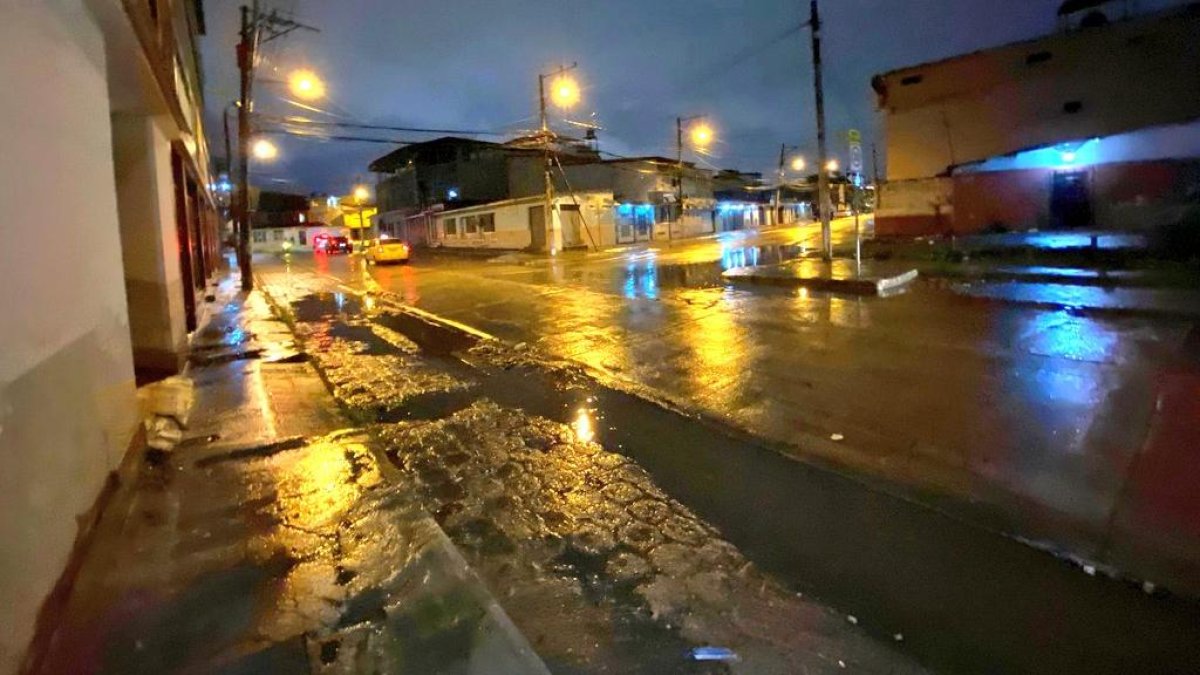 En zonas como Sauces, Samanes y la Alborada se reportó acumulación de agua en algunos tramos.