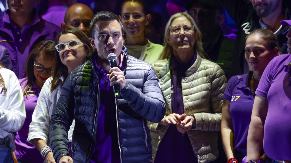 El presidente candidato Daniel Noboa lidera de momento la votación presidencial.