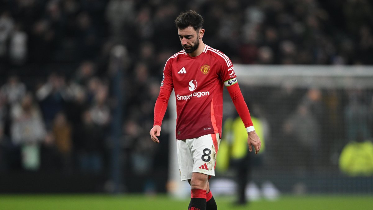 Bruno Fernandes, del Manchester United, luce decepcionado tras perder el partido entre Tottenham Hotspur y Manchester United, en Londres.