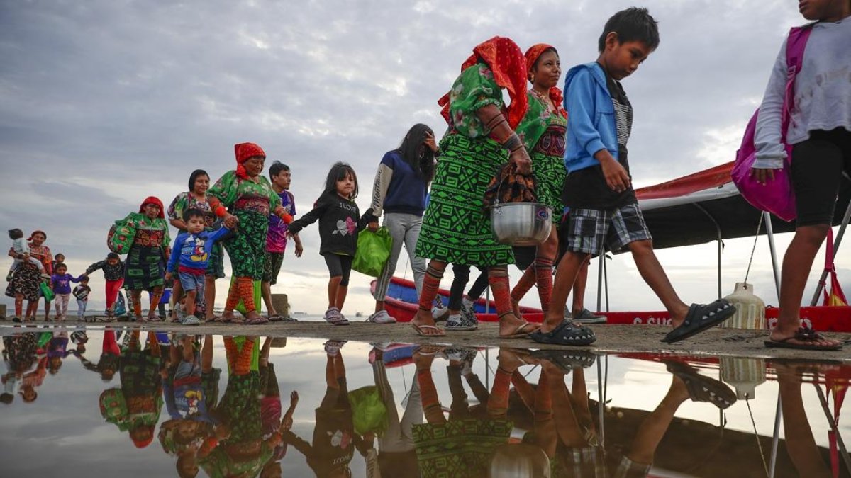 Miembros de la comunidad Guna Yala, desplazados climáticos por la subida del nivel del mar, se dirigen a la zona donde están sus nuevas viviendas en Isberyala (Panamá).