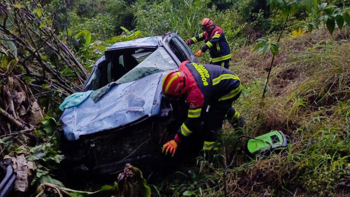 Tres personas quedaron atrapadas en el vehículo.