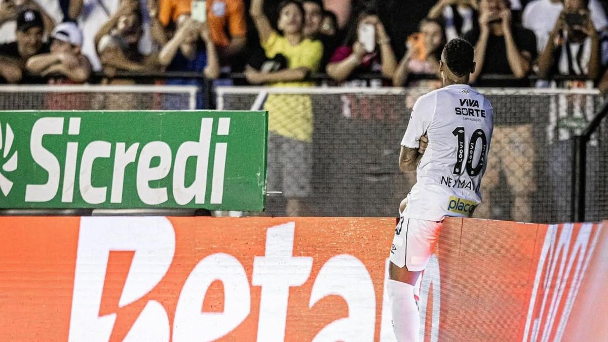 Neymar convirtió un gol olímpico en la victoria 3-0 de Santos ante Associação Atlética Internacional
