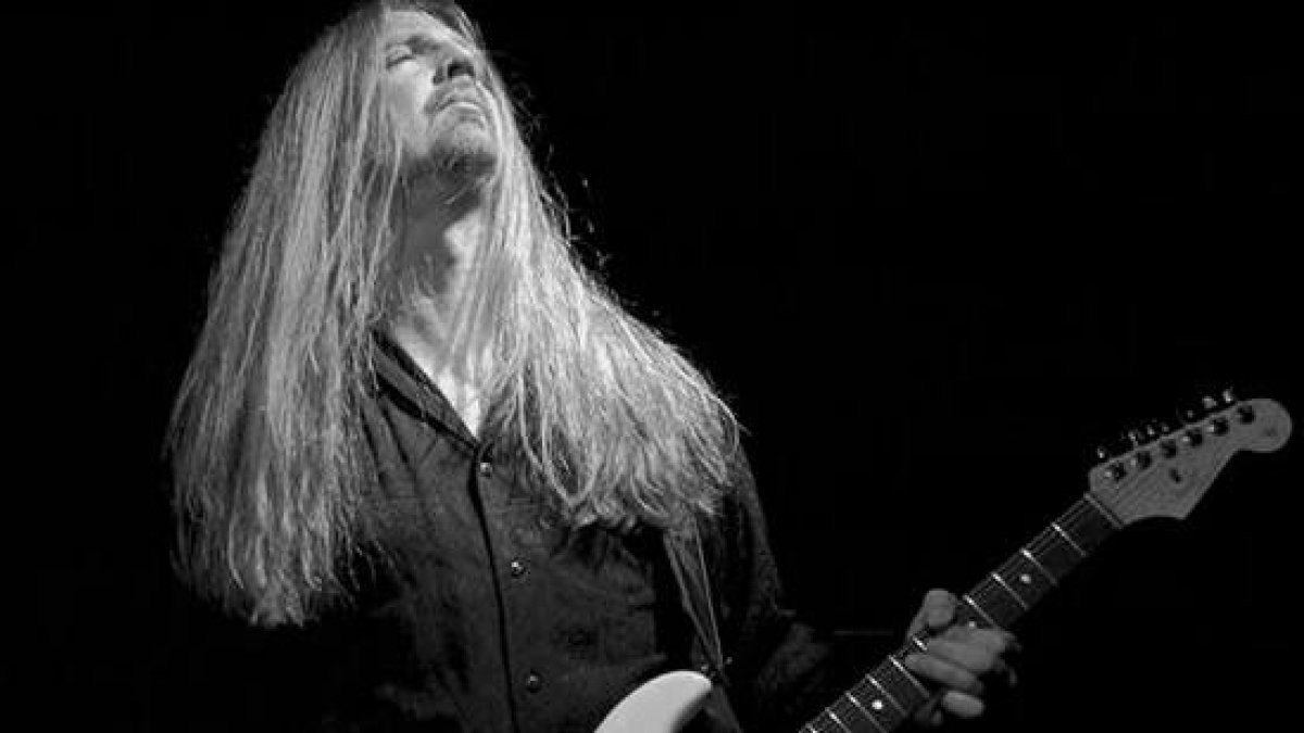 El guitarrista falleció en un accidente automovilístico.