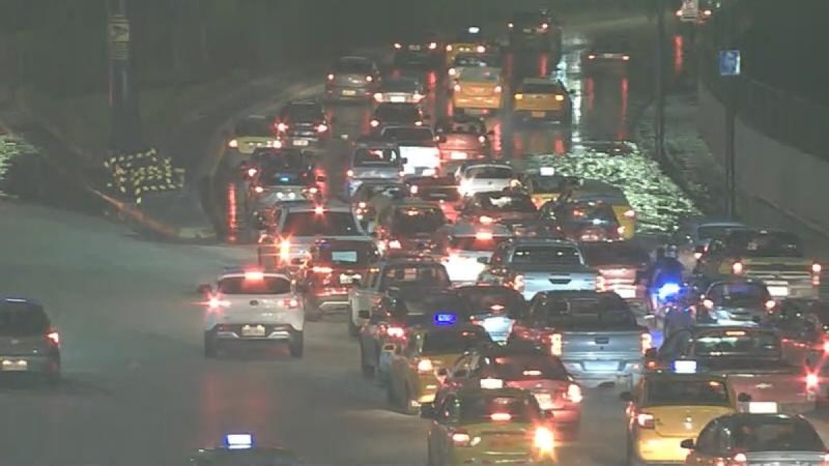 En la avenida Pedro Menéndez, al ingreso del Puente de la Unidad Nacional, se registra acumulación de agua causada por la marea alta.