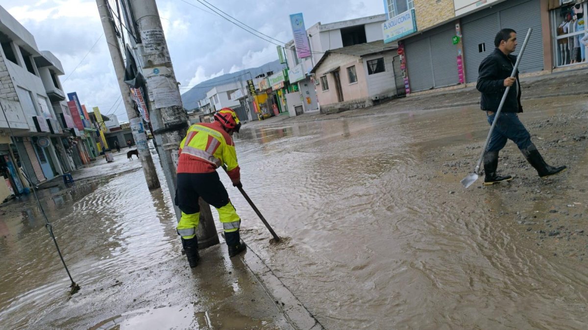 En las calles Pío Xll y Miguel Medina, en Calderón, se taparon las alcantarillas.