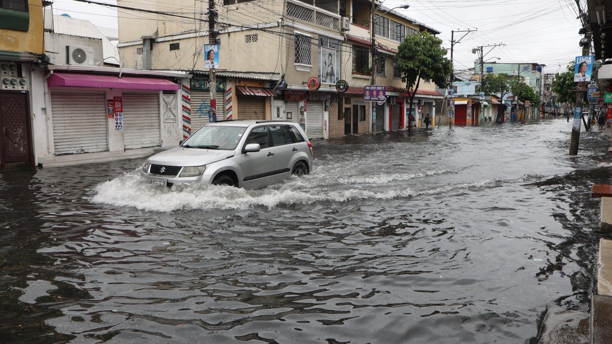 Carro en medio de lluvias, este Carnaval.
