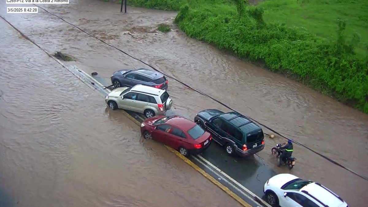 Así permanece este 5 de marzo un tramo de vía a la costa, tras la lluvia registrada.