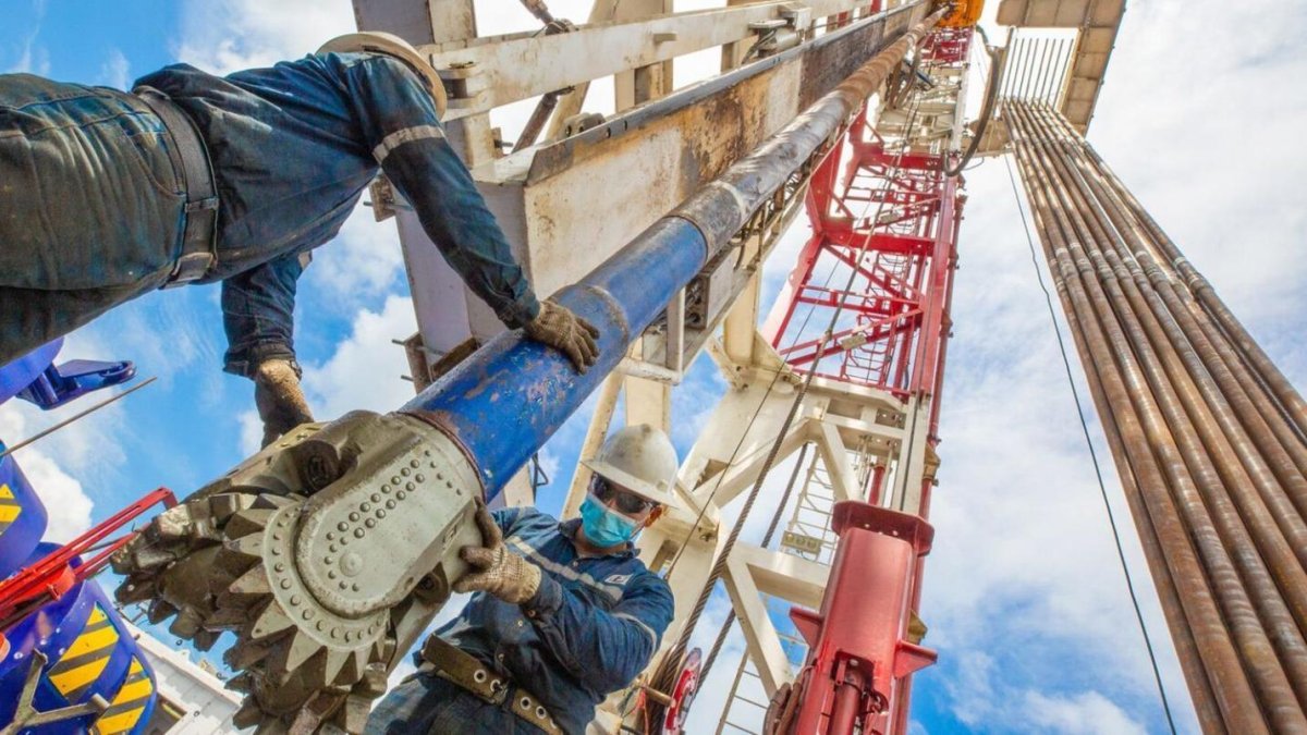 Imagen referencial de una instalación petrolera.