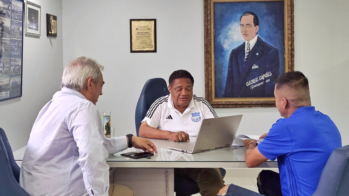 Jorge Guzmán (c) confirmó que se están pagando las demandas de exjugadores de Emelec en FIFA