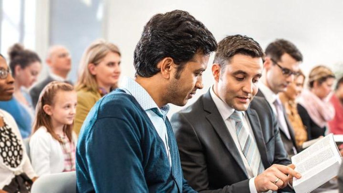 Una de las reuniones en un Salón de Reino de los testigos de Jehová.