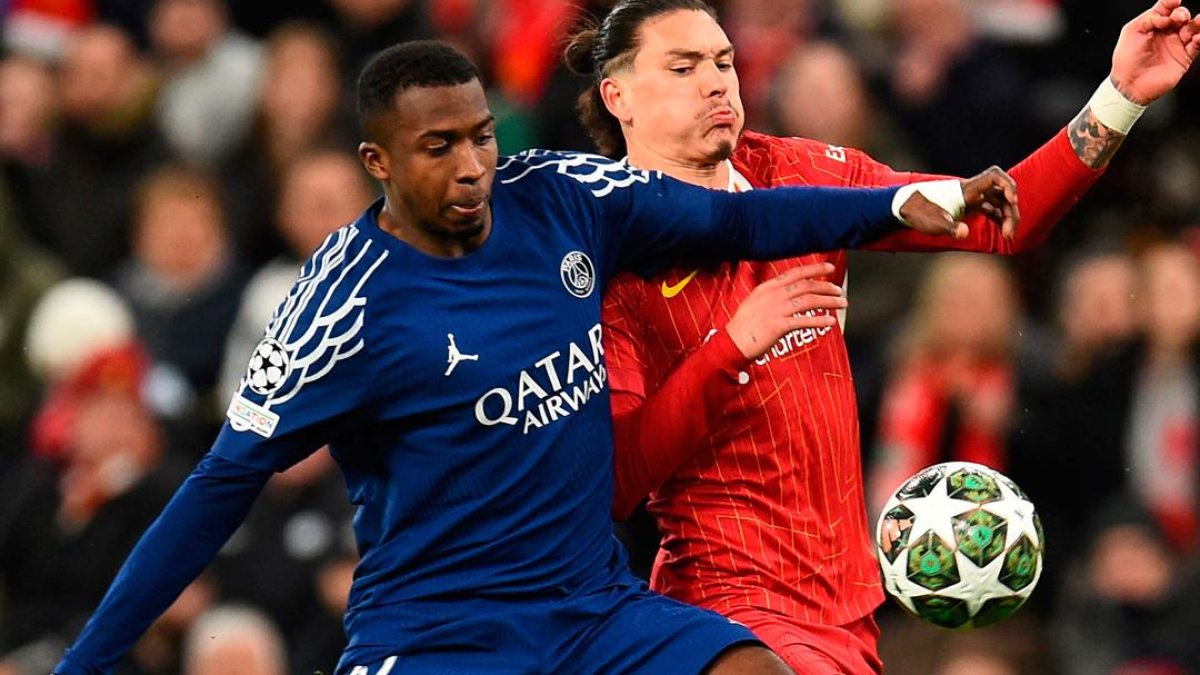 Wllian Pacho (i) en la marca sobre el delantero Darwin Núñez, en el partido de PSG ante Liverpool en Anfield