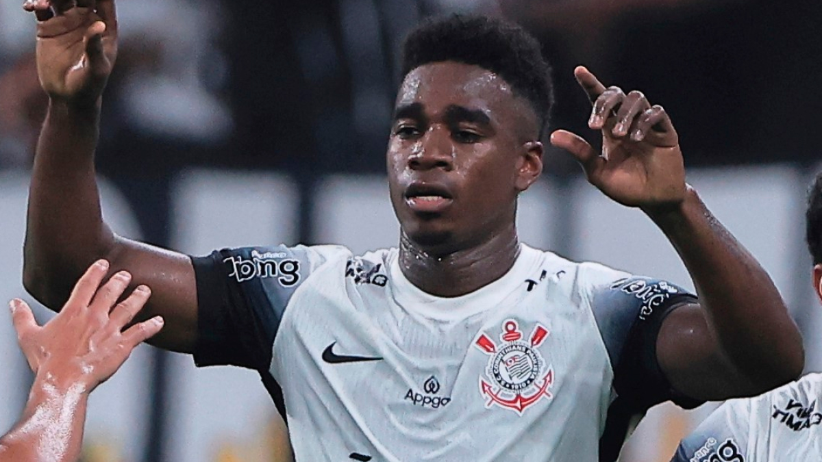 Félix Torres anotó para Corinthians en el partido contra Barcelona en Brasil