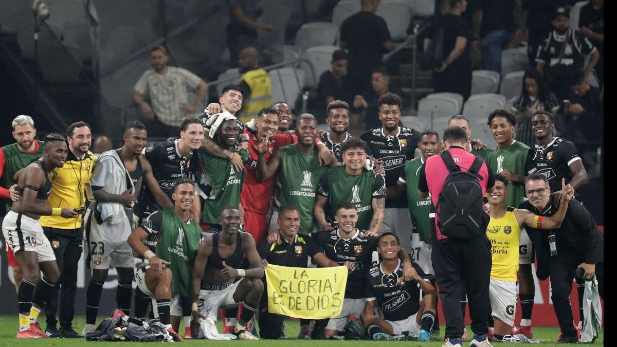 Barcelona SC festejando en el estadio Neo Química de Sao Paulo.