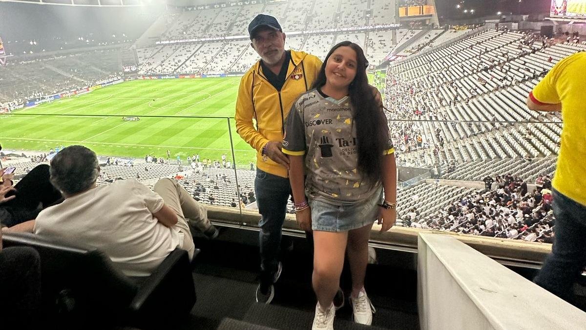 Magú y su hija Lucy en el estadio Neo Química de Corinthians.