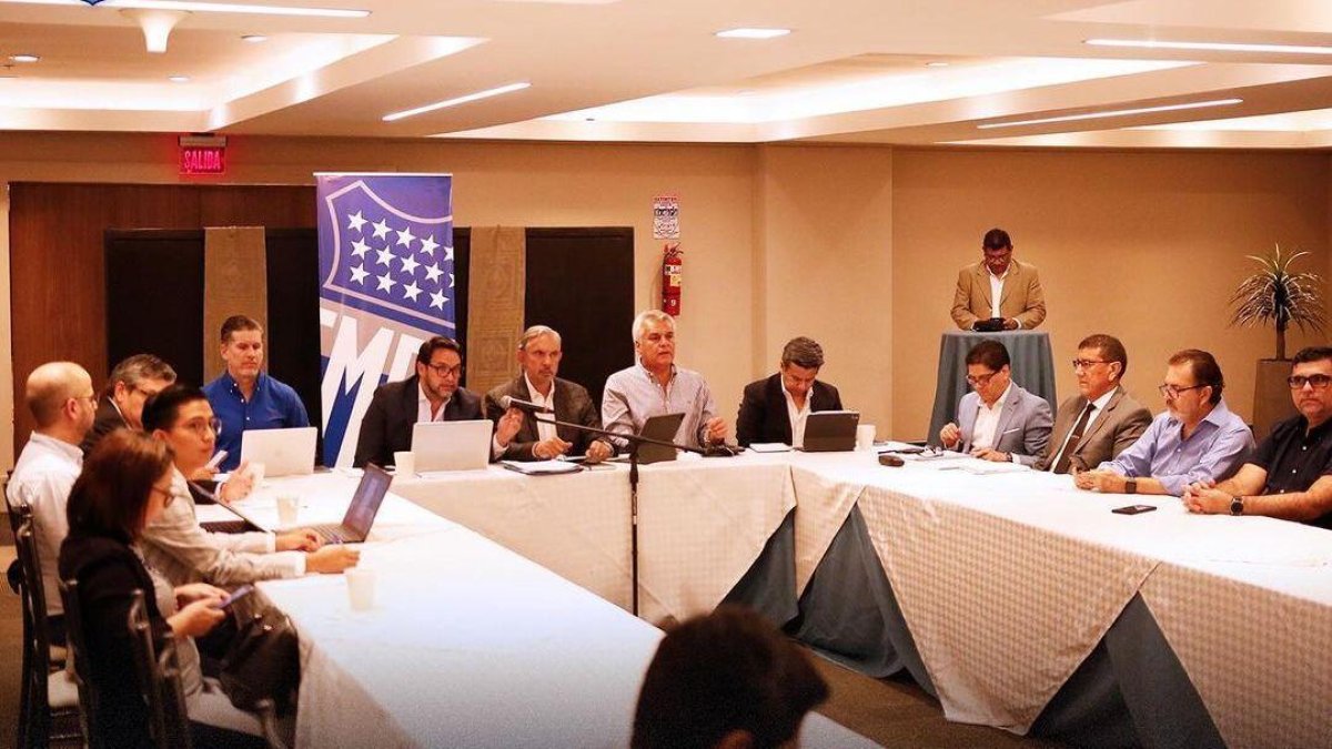 José Pileggi (centro-izq.) y César Avilés (centro-der.) fueron presidentes del Bombillo entre noviembre de 2022 y febrero de 2025