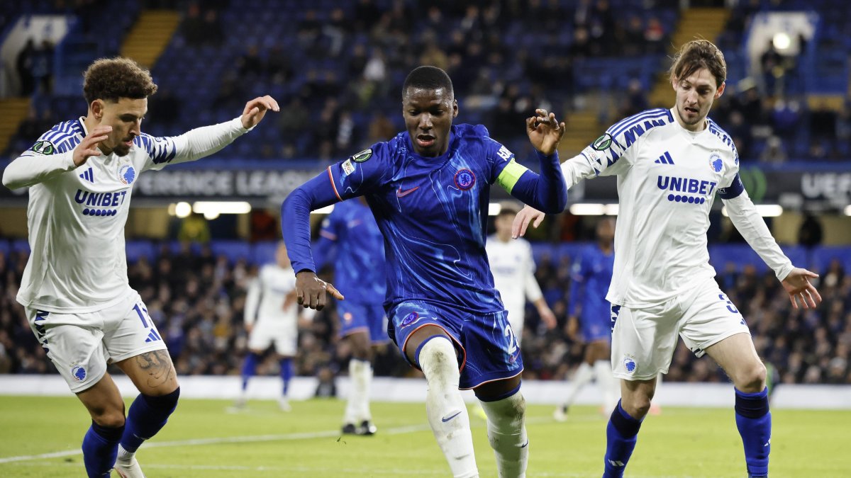 Moisés Caicedo (C), del Chelsea, en acción durante el partido de vuelta de octavos de final de la Liga de la Conferencia entre el Chelsea y el Copenhague.