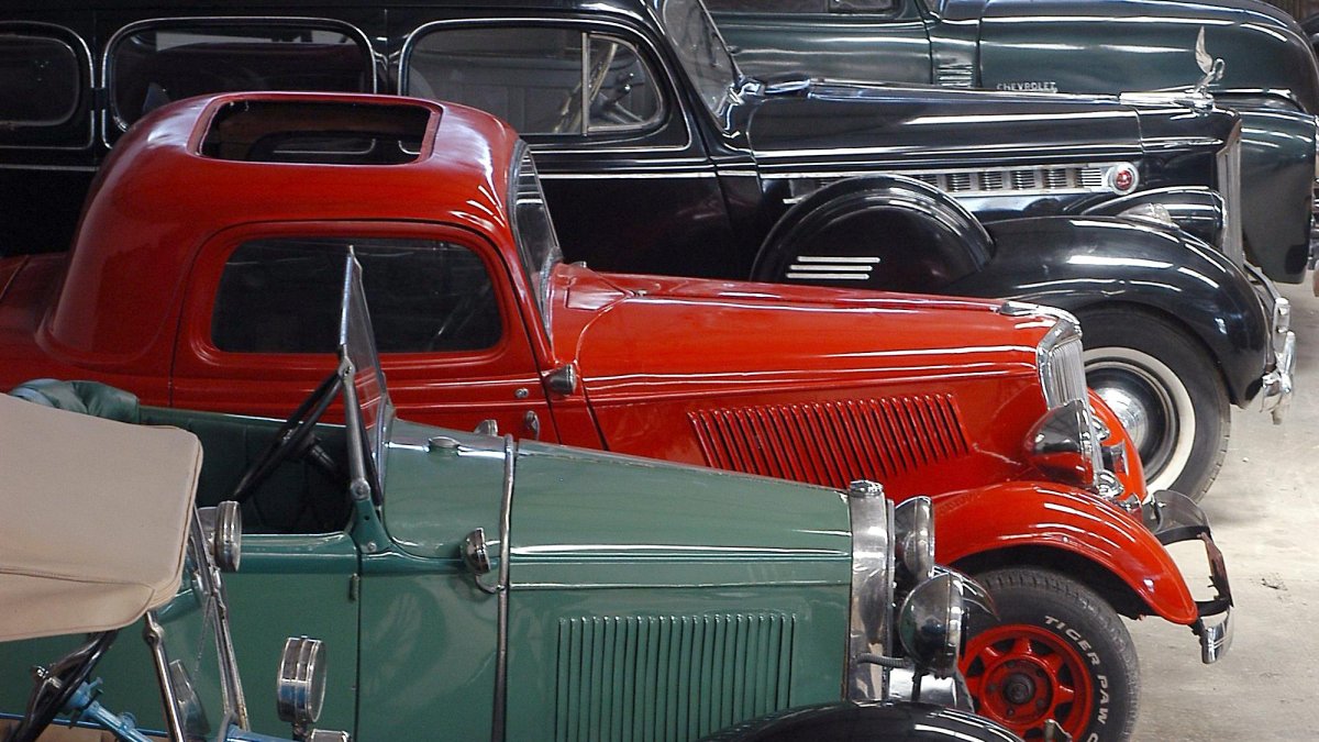 Una exposición anterior de carros clásicos y antiguos.