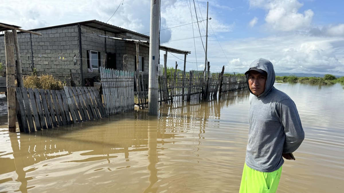 Sector de San Clemente, en Manabí, sufre inundaciones por intensas lluvias.