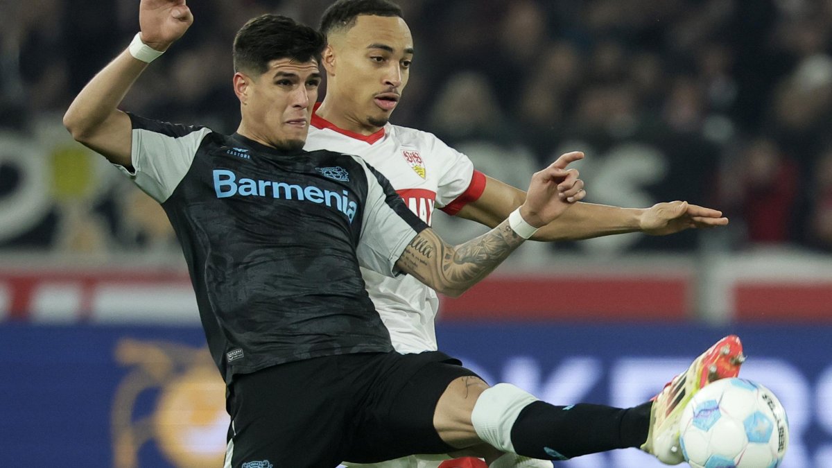 El jugador ecuatoriano (i) en una de las acciones defendiendo su posición con éxito.